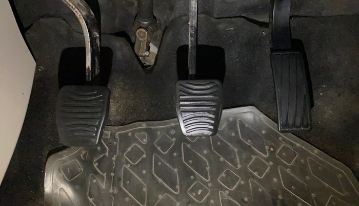 2020 Mahindra XUV300 W6 1.2 PETROL, Petrol, Manual, 1,16,899 km, Pedals