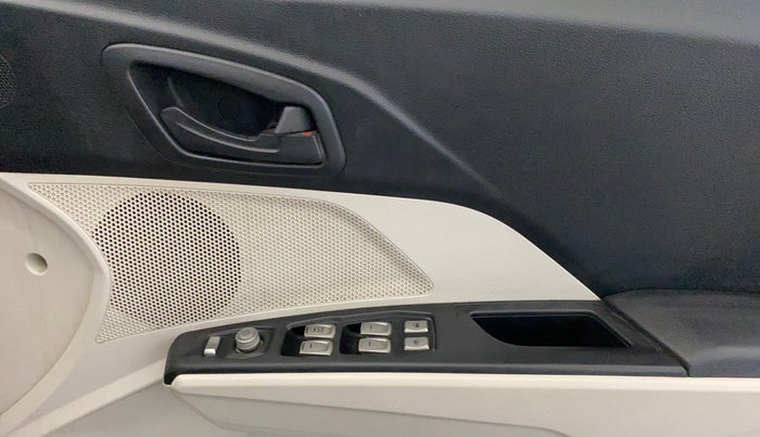 2020 Mahindra XUV300 W6 1.2 PETROL, Petrol, Manual, 1,16,899 km, Driver Side Door Panels Control