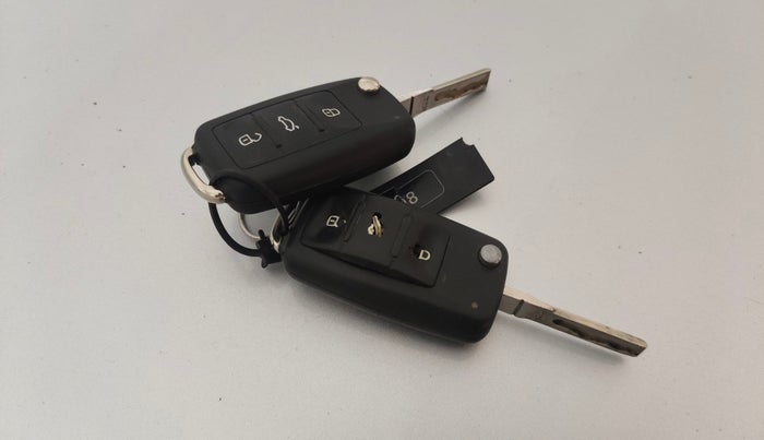 2016 Volkswagen Jetta COMFORTLINE TSI, Petrol, Manual, 1,20,909 km, Key Close Up