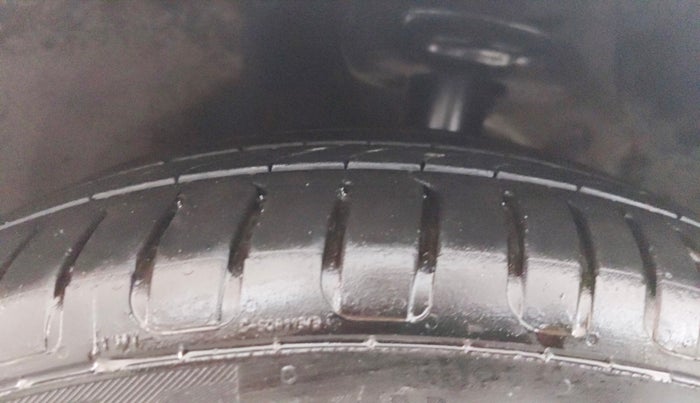 2016 Volkswagen Jetta COMFORTLINE TSI, Petrol, Manual, 1,20,909 km, Left Front Tyre Tread