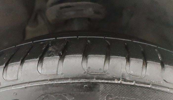 2016 Volkswagen Jetta COMFORTLINE TSI, Petrol, Manual, 1,20,909 km, Right Front Tyre Tread