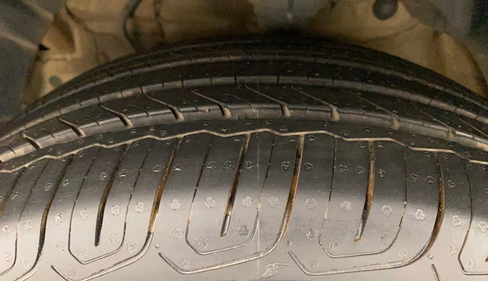 2019 Mahindra XUV300 W8 (O) 1.5 DIESEL, Diesel, Manual, 54,715 km, Left Front Tyre Tread