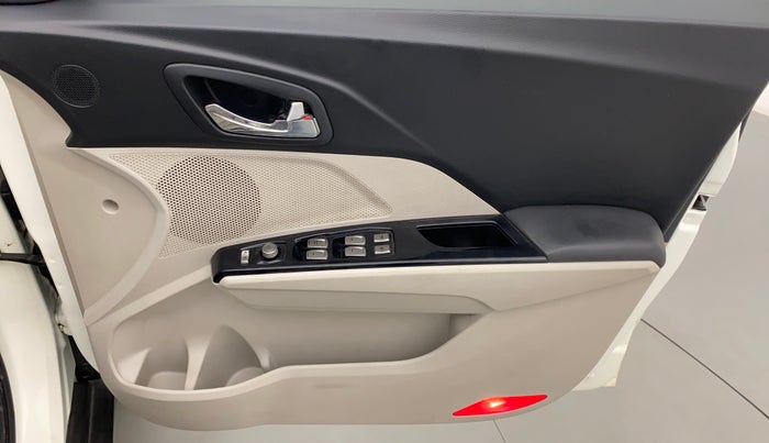 2019 Mahindra XUV300 W8 (O) 1.5 DIESEL, Diesel, Manual, 54,715 km, Driver Side Door Panels Control