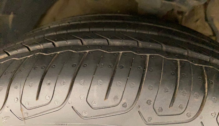 2019 Mahindra XUV300 W8 (O) 1.5 DIESEL, Diesel, Manual, 54,715 km, Right Front Tyre Tread
