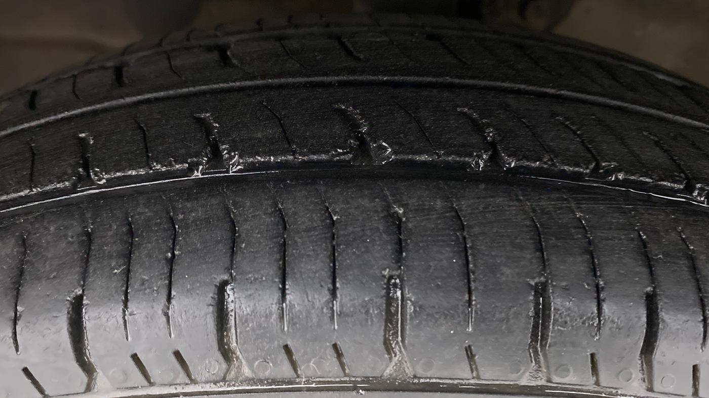 2013 Maruti Wagon R 1.0 LXI, Petrol, Manual, 94,901 km, Left Front Tyre Tread