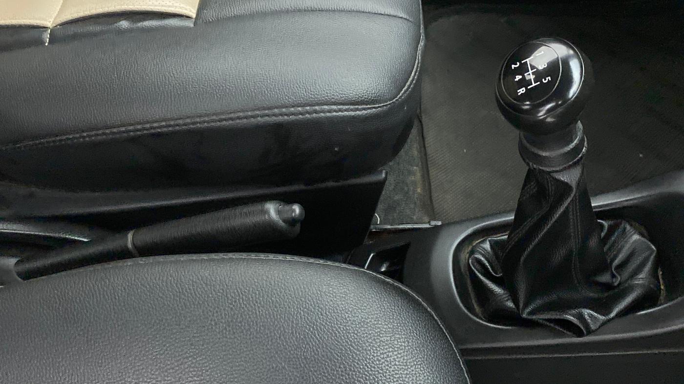 2013 Maruti Wagon R 1.0 LXI, Petrol, Manual, 94,901 km, Gear Lever