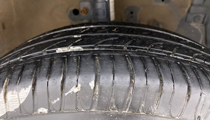 2014 Maruti Swift VXI, Petrol, Manual, 1,15,735 km, Right Front Tyre Tread