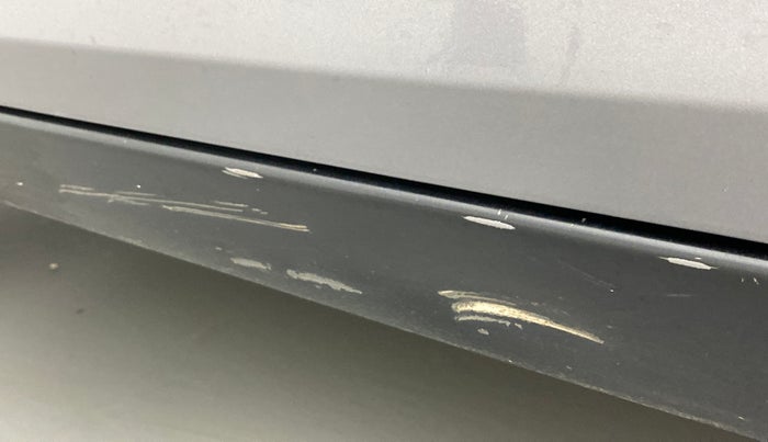 2014 Maruti Swift VXI, Petrol, Manual, 1,15,735 km, Left running board - Slight discoloration