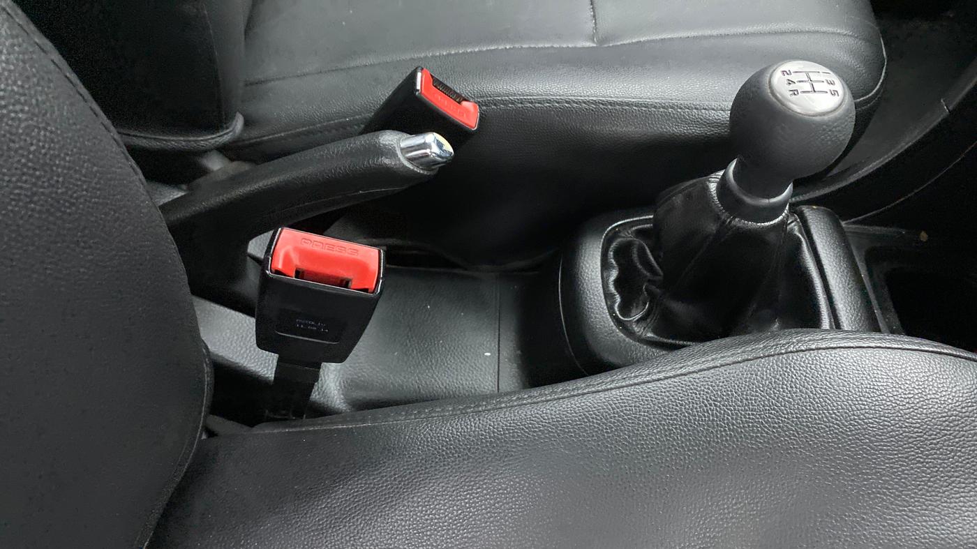 2014 Maruti Swift VXI, Petrol, Manual, 1,15,735 km, Gear Lever