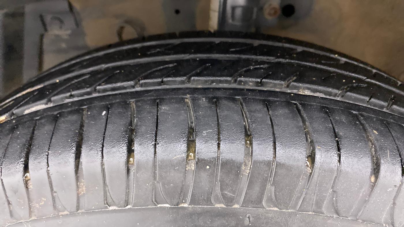 2014 Maruti Swift VXI, Petrol, Manual, 1,15,735 km, Left Front Tyre Tread