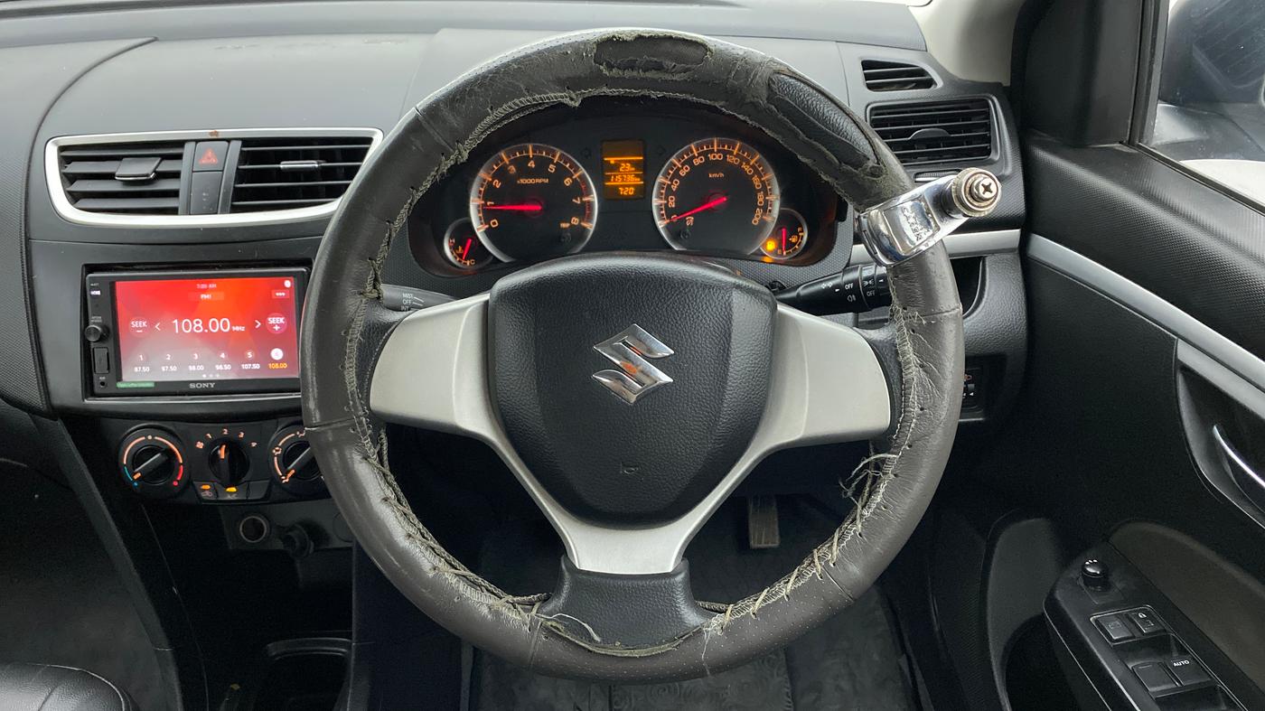2014 Maruti Swift VXI, Petrol, Manual, 1,15,735 km, Steering Wheel Close Up