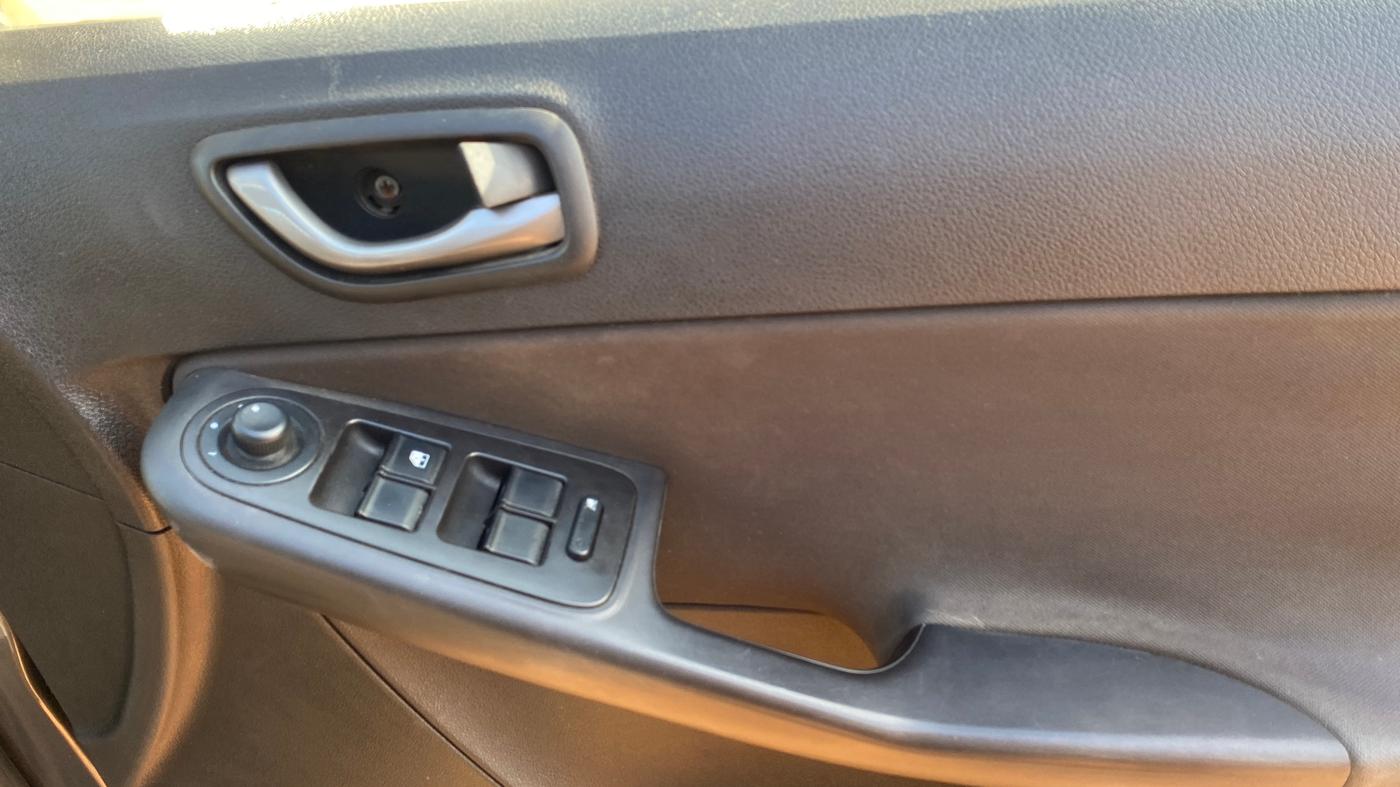 2014 Tata Zest XT PETROL, Petrol, Manual, 81,813 km, Driver Side Door Panels Control