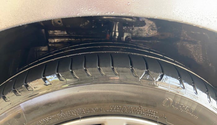 2017 Maruti Ciaz ALPHA 1.4 PETROL, Petrol, Manual, 60,471 km, Left Front Tyre Tread