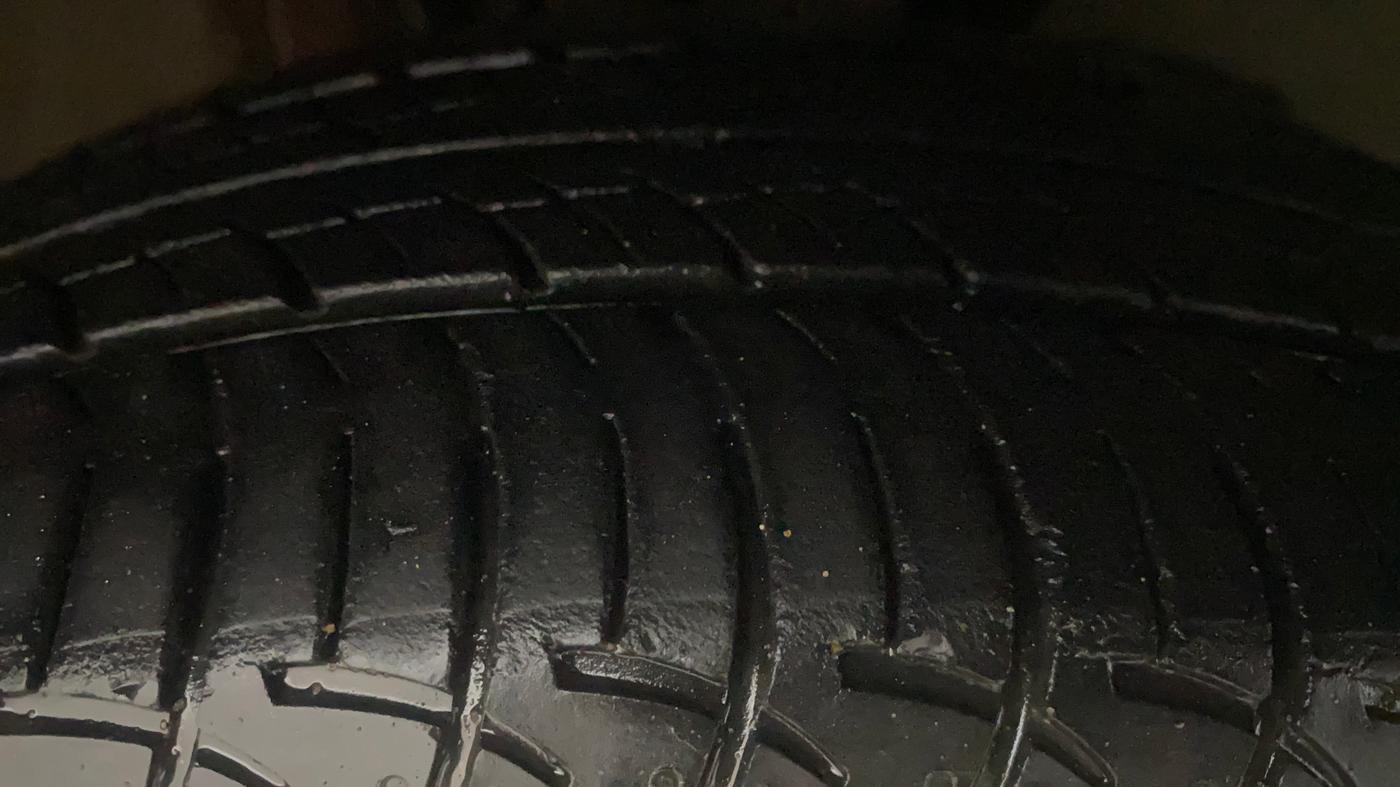 2021 Volkswagen Polo COMFORTLINE 1.0L TSI AT, Petrol, Automatic, 32,836 km, Right Front Tyre Tread