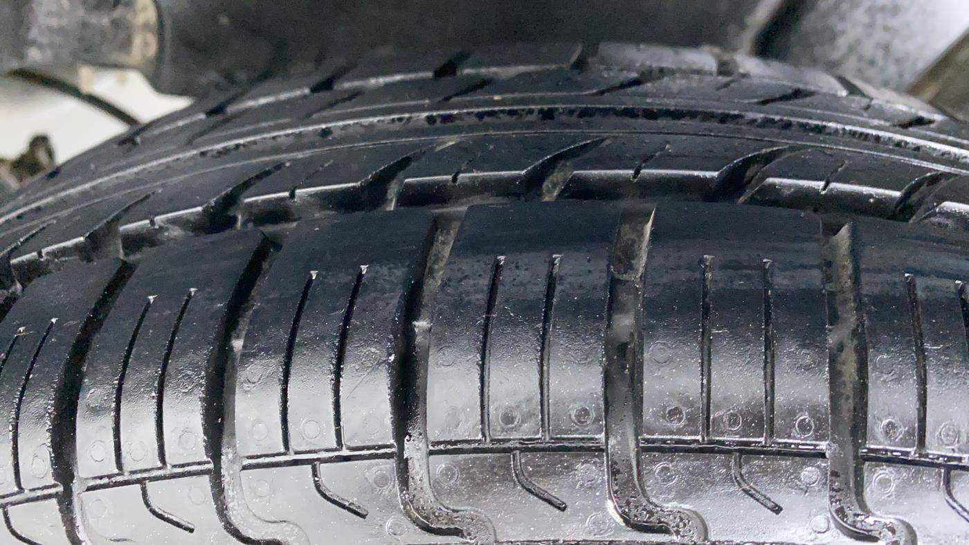 2014 Maruti Swift VXI D, Petrol, Manual, 51,521 km, Left Rear Tyre Tread