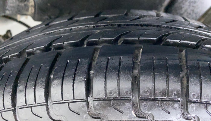 2014 Maruti Swift VXI D, Petrol, Manual, 51,521 km, Left Rear Tyre Tread