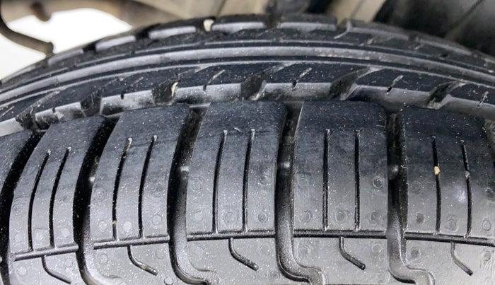 2014 Maruti Swift VXI D, Petrol, Manual, 51,521 km, Right Rear Tyre Tread