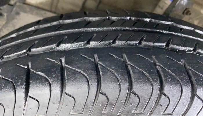 2014 Maruti Swift VXI D, Petrol, Manual, 51,521 km, Left Front Tyre Tread