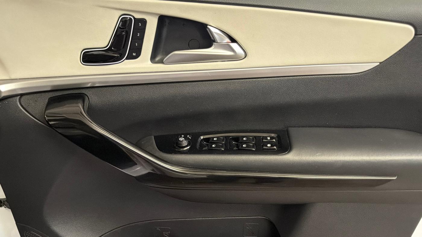 2025 Mahindra XUV700 AX 7 P MT 7 STR, Petrol, Manual, 22,534 km, Driver Side Door Panels Control