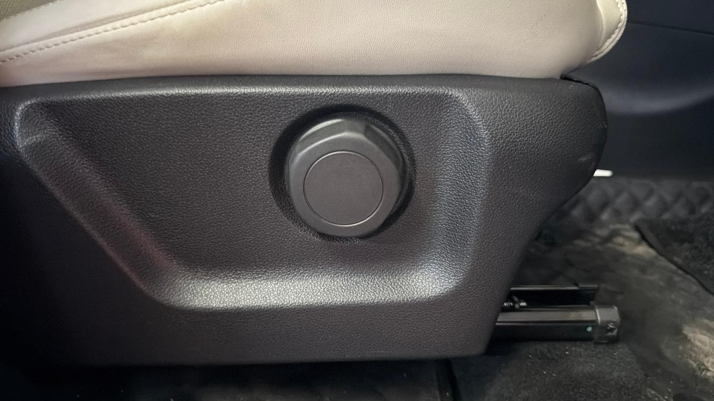2025 Mahindra XUV700 AX 7 P MT 7 STR, Petrol, Manual, 22,534 km, Driver Side Adjustment Panel
