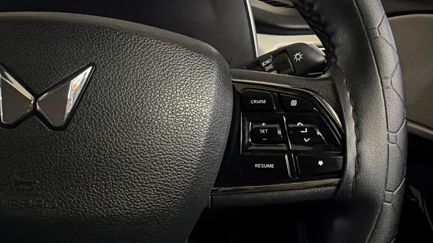 2025 Mahindra XUV700 AX 7 P MT 7 STR, Petrol, Manual, 22,534 km, Adaptive Cruise Control