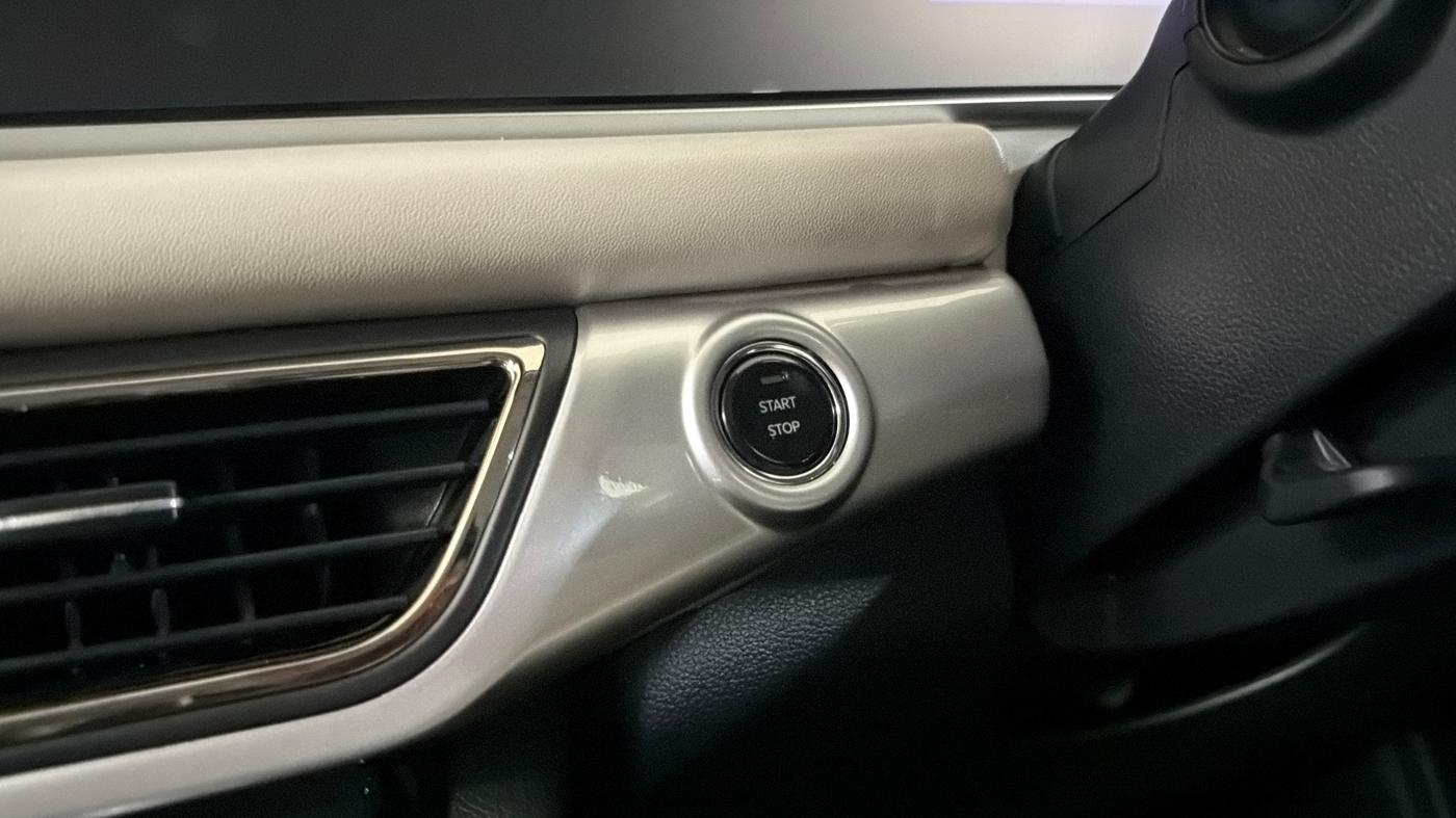 2025 Mahindra XUV700 AX 7 P MT 7 STR, Petrol, Manual, 22,534 km, Keyless Start/ Stop Button