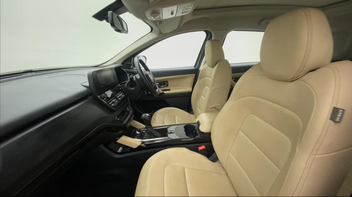 2021 Tata Safari XZA+ ADVENTURE, Diesel, Automatic, 8,975 km, Right Side Front Door Cabin
