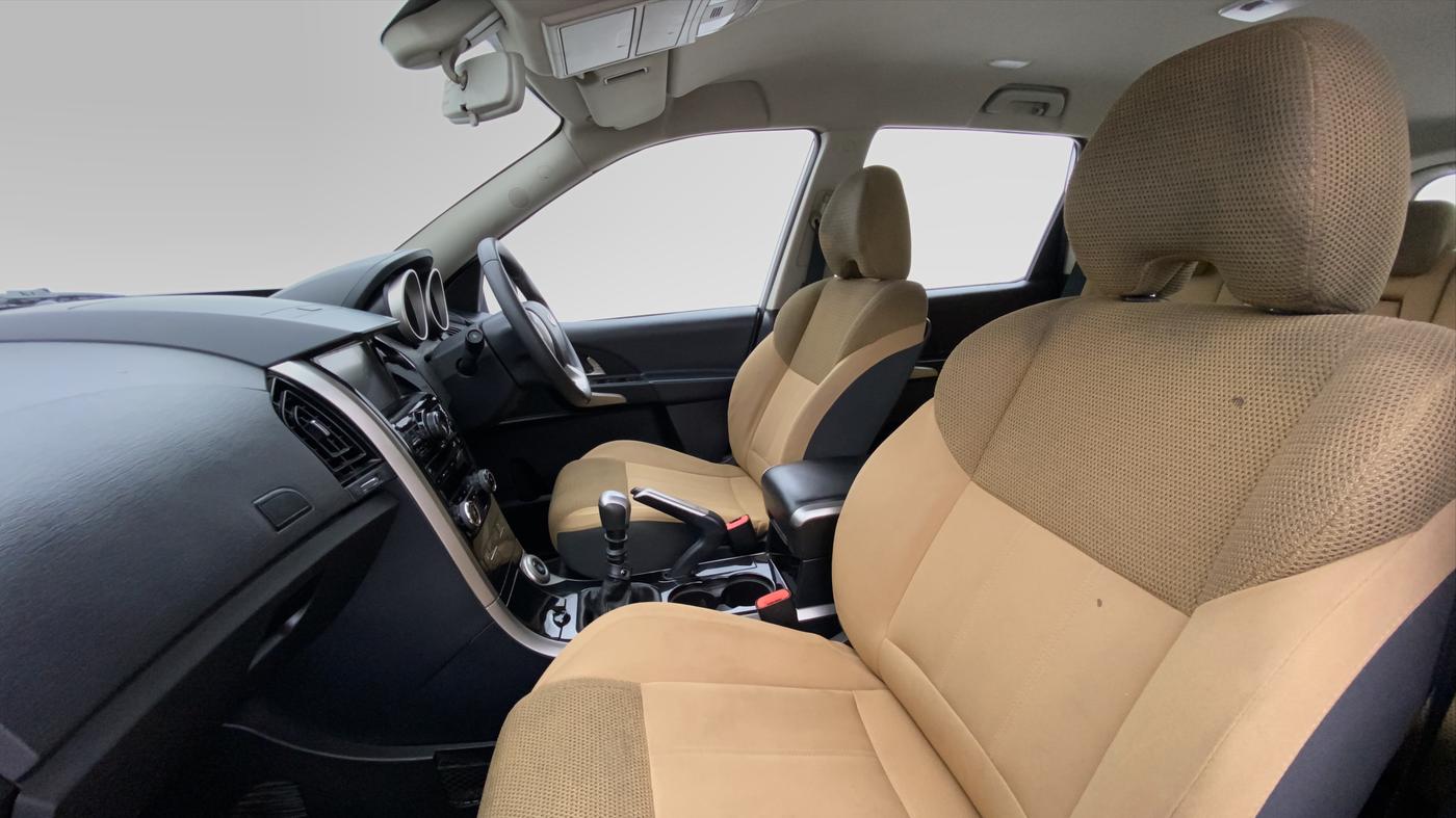 2018 Mahindra XUV500 W7 FWD, Diesel, Manual, 68,134 km, Right Side Front Door Cabin