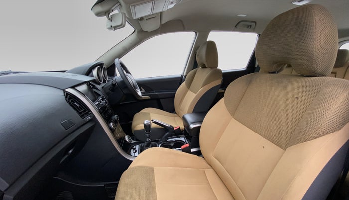 2018 Mahindra XUV500 W7 FWD, Diesel, Manual, 68,134 km, Right Side Front Door Cabin