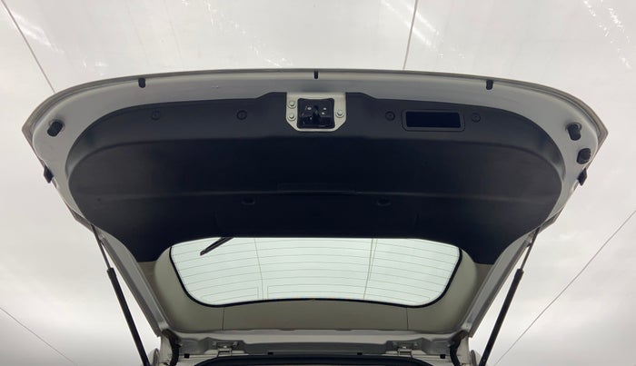 2018 Mahindra XUV500 W7 FWD, Diesel, Manual, 68,134 km, Boot Door Open