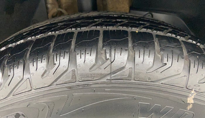 2018 Mahindra XUV500 W7 FWD, Diesel, Manual, 68,134 km, Right Front Tyre Tread
