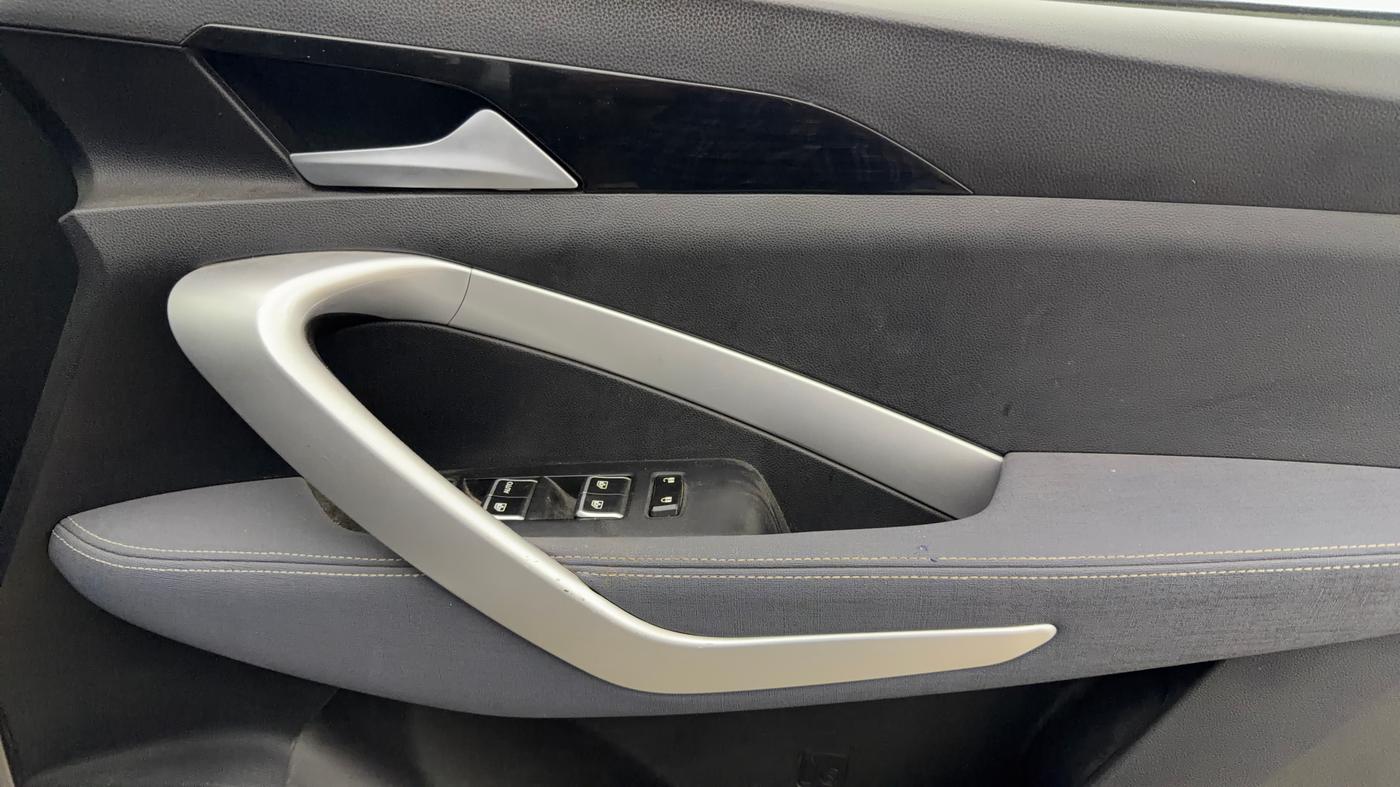 2021 MG HECTOR SHINE 1.5 PETROL TURBO MT, Petrol, Manual, 43,102 km, Driver Side Door Panels Control
