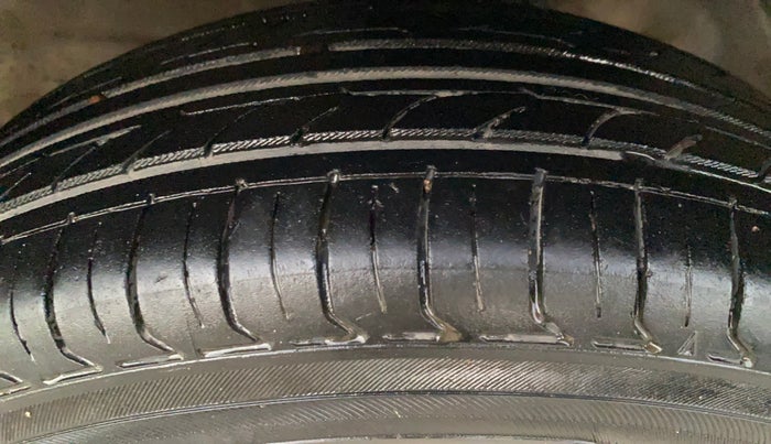 2014 Maruti Wagon R 1.0 VXI, CNG, Manual, 92,726 km, Left Front Tyre Tread