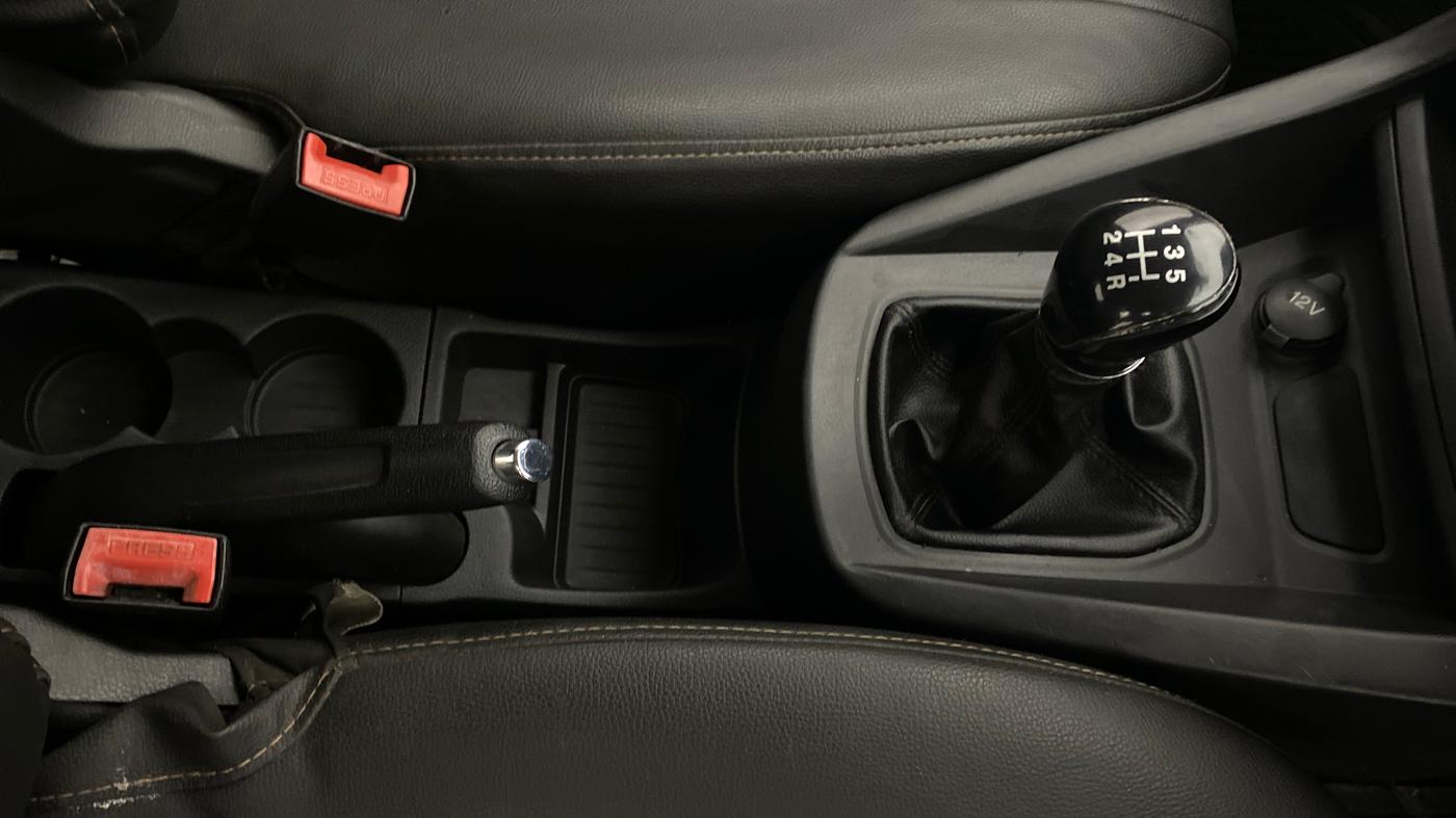 2017 Ford New Figo TITANIUM 1.2 PETROL MT, Petrol, Manual, 77,796 km, Gear Lever