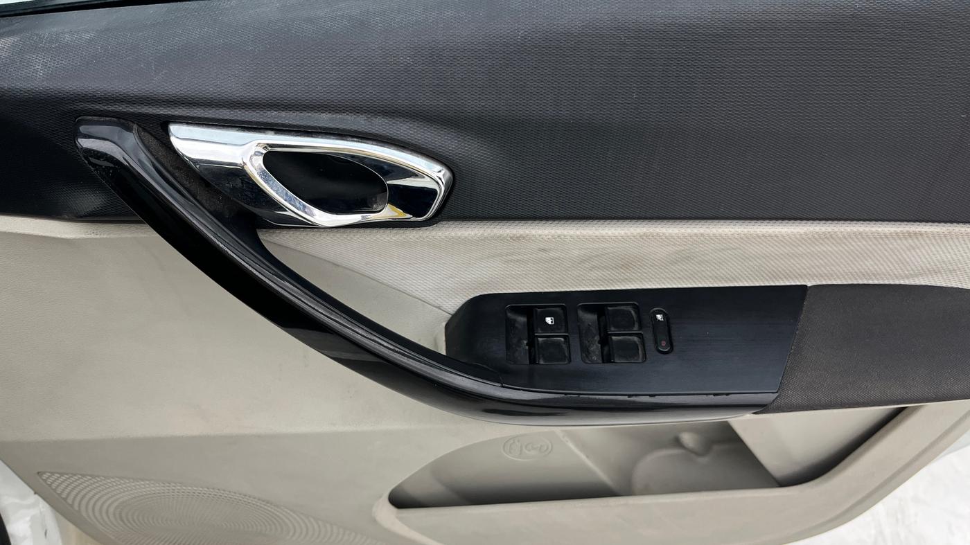 2022 Tata TIGOR XZ PLUS CNG, CNG, Manual, 49,066 km, Driver Side Door Panels Control