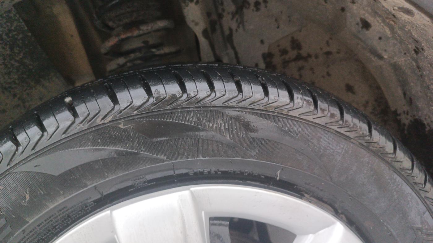 2021 Renault TRIBER RXZ, Petrol, Manual, 61,170 km, Left Front Tyre Tread