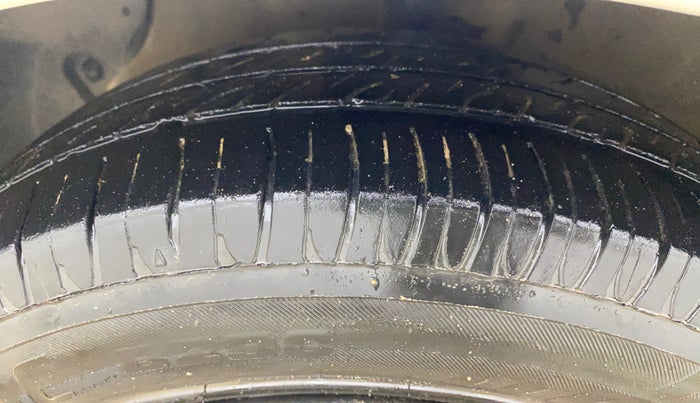 2015 Hyundai Xcent BASE 1.2, CNG, Manual, 1,28,390 km, Left Front Tyre Tread