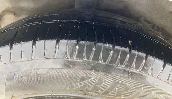 2015 Hyundai Xcent BASE 1.2, CNG, Manual, 1,28,390 km, Right Rear Tyre Tread