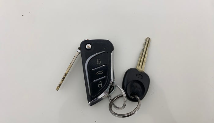 2015 Hyundai Xcent BASE 1.2, CNG, Manual, 1,28,390 km, Key Close Up