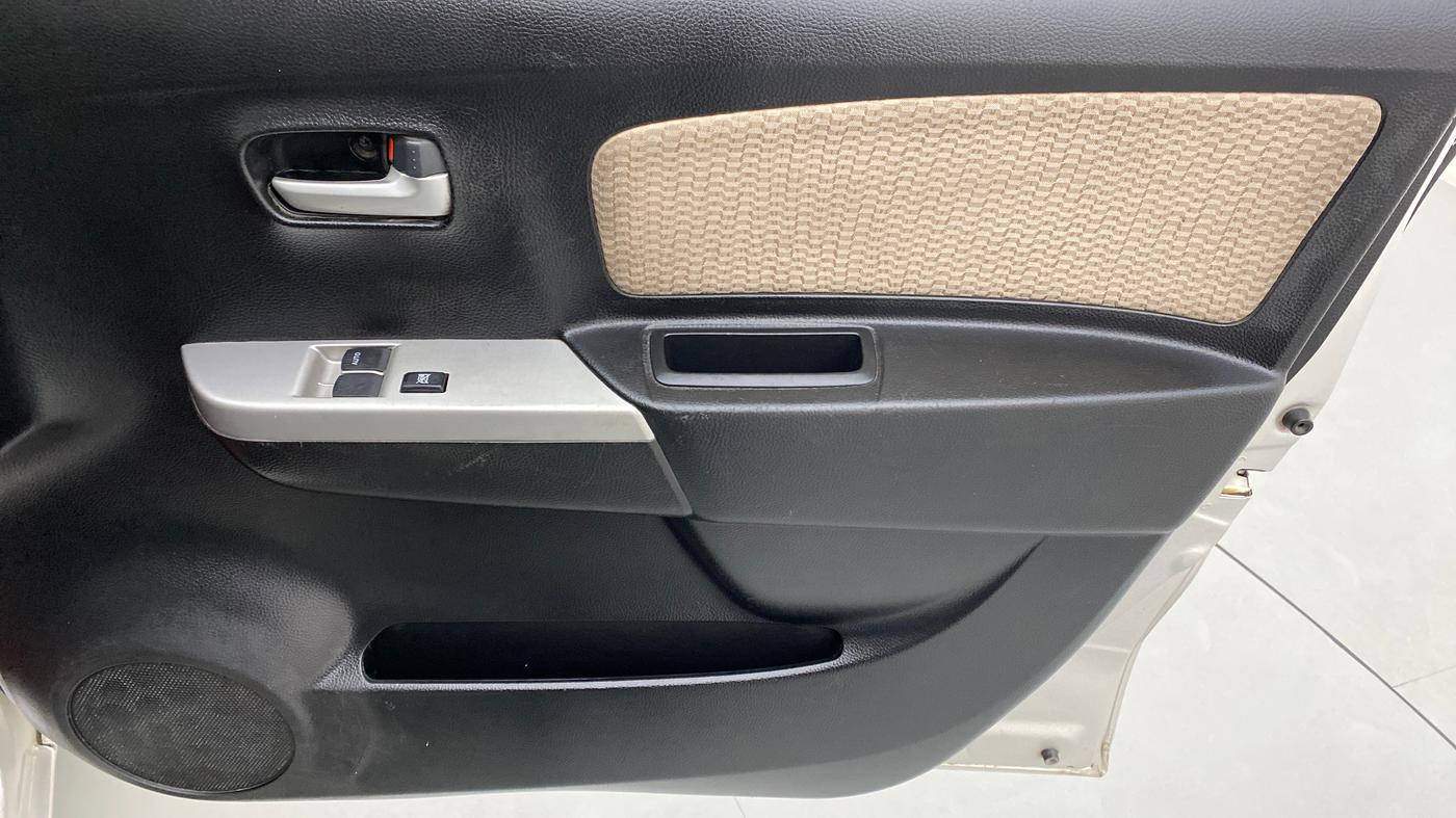 2017 Maruti Wagon R 1.0 LXI CNG, CNG, Manual, 45,180 km, Driver Side Door Panels Control