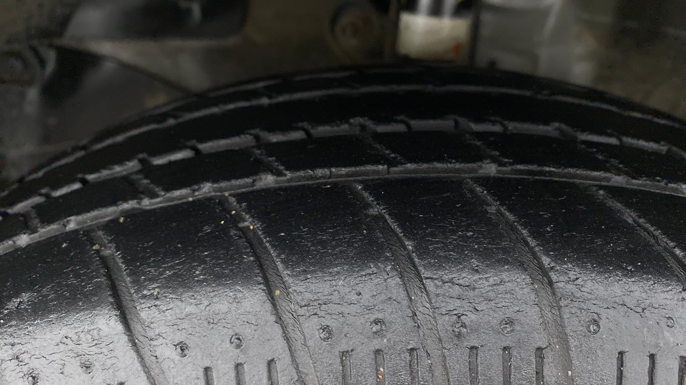 2018 Honda Brio S(O) MT, CNG, Manual, 42,610 km, Left Front Tyre Tread