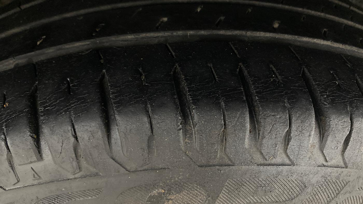 2020 Maruti Ertiga ZXI+ SHVS, Petrol, Manual, 32,513 km, Left Rear Tyre Tread