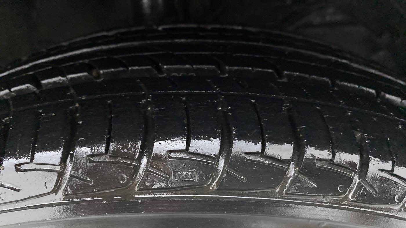 2016 Maruti Baleno DELTA PETROL 1.2, Petrol, Manual, 8,740 km, Right Front Tyre Tread