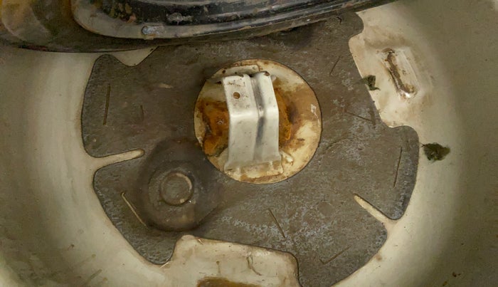 2010 Maruti Swift VXI, Petrol, Manual, 80,407 km, Boot floor - Slight discoloration
