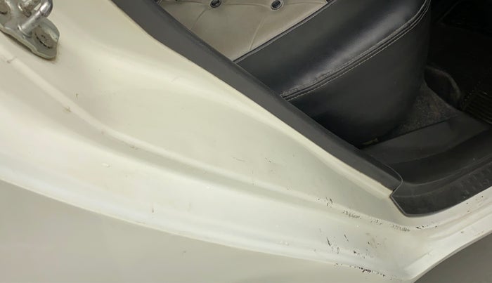 2010 Maruti Swift VXI, Petrol, Manual, 80,407 km, Right C pillar - Minor scratches