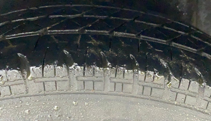 2010 Maruti Swift VXI, Petrol, Manual, 80,407 km, Left Rear Tyre Tread