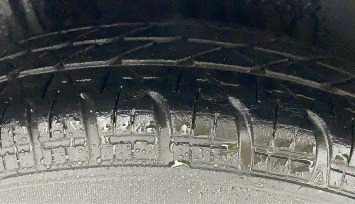 2010 Maruti Swift VXI, Petrol, Manual, 80,407 km, Right Rear Tyre Tread