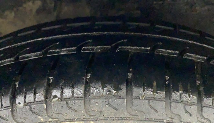 2010 Maruti Swift VXI, Petrol, Manual, 80,407 km, Right Front Tyre Tread