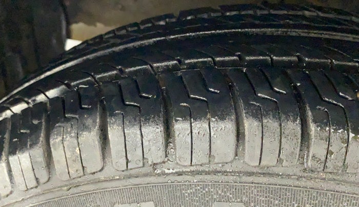 2010 Maruti Swift VXI, Petrol, Manual, 80,407 km, Left Front Tyre Tread