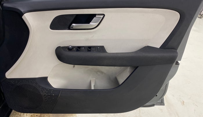 2022 Tata ALTROZ XZ PLUS PETROL, CNG, Manual, 1,27,164 km, Driver Side Door Panels Control